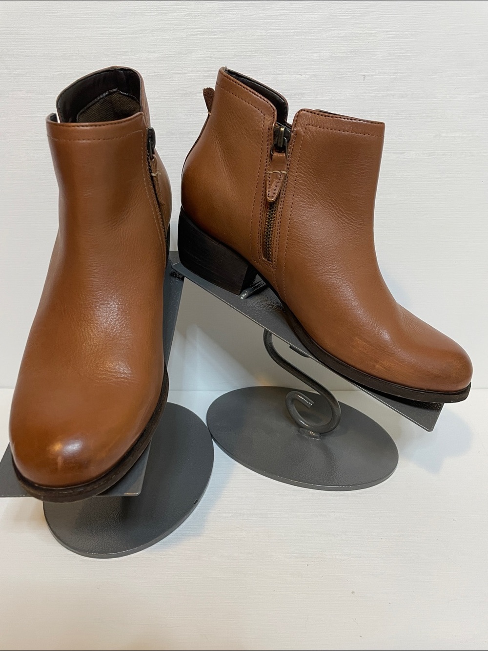 Clarks Women's Tan Leather Ankle Booties with Side Zip